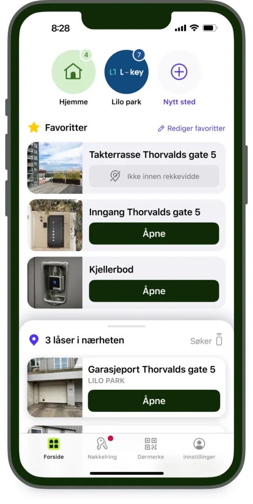 En smarttelefonskjerm viser et norsk app-grensesnitt for håndtering av digitale nøkler, med visning av hjemme-, parkerings- og nærliggende låser med muligheter for å åpne dører og administrere favoritter.