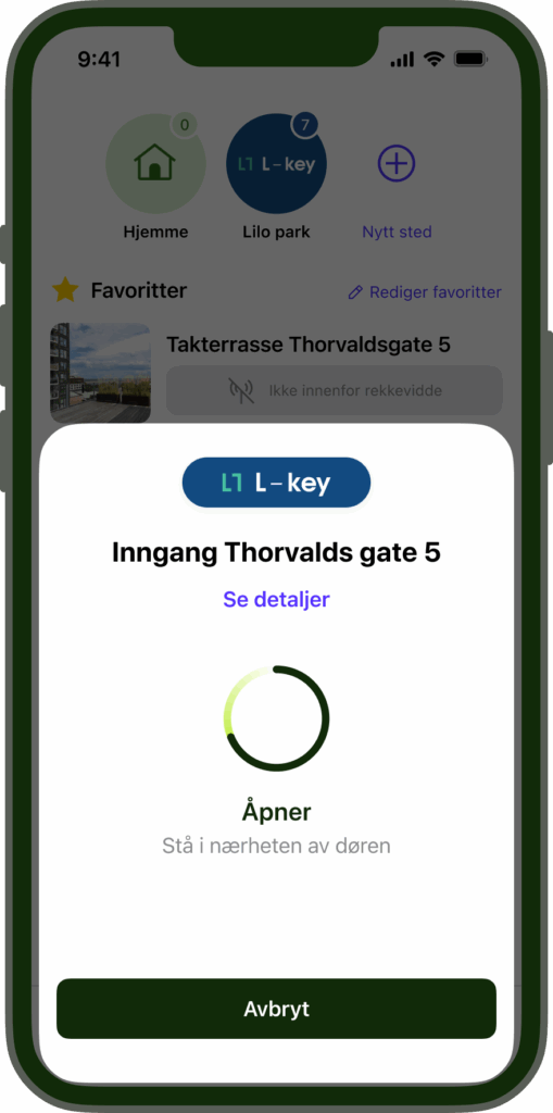 En smarttelefonskjerm viser en app som låser opp en dør i Thorvalds gate 5, med en fremdriftsindikator og statusmeldingen "Åpen" på norsk.