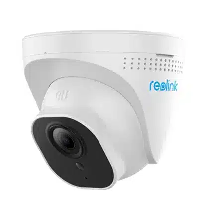 5mp-domekamera-1 Et hvitt Reolink-sikkerhetskamera med kuppelformet design og en synlig linse som vender fremover.