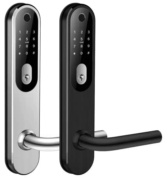 BG-3000-storre-654x700 To elektroniske dørlåser med tastaturer, én i sølv og én i svart, begge med håndtak og nøkkelhull under tastaturet.