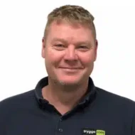 Jan-Egil-Storsveen-300x300 En mann med kort, blondt hår iført mørk skjorte med tryggerom-logo smiler mot en hvit bakgrunn.