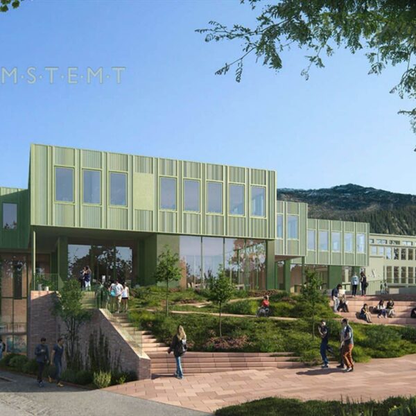 Et moderne, miljøvennlig bygg i to etasjer med store vinduer, omgitt av anlagte grønne områder og folk som går eller sitter ute under en klar, blå himmel. Ordet «SAMSTEMT» vises på himmelen.