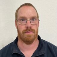 Paul-Sondre-Selvag-e1761914072566-300x300 En mann med kort, rødt hår, skjegg og briller, iført en mørk jakke med glidelås, står foran en hvit, ensfarget vegg.
