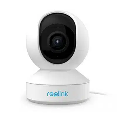 Reolink-E1-Zoom Et hvitt Reolink-overvåkningskamera med avrundet sokkel og svart linse, koblet til med kabel, vises mot en vanlig bakgrunn.