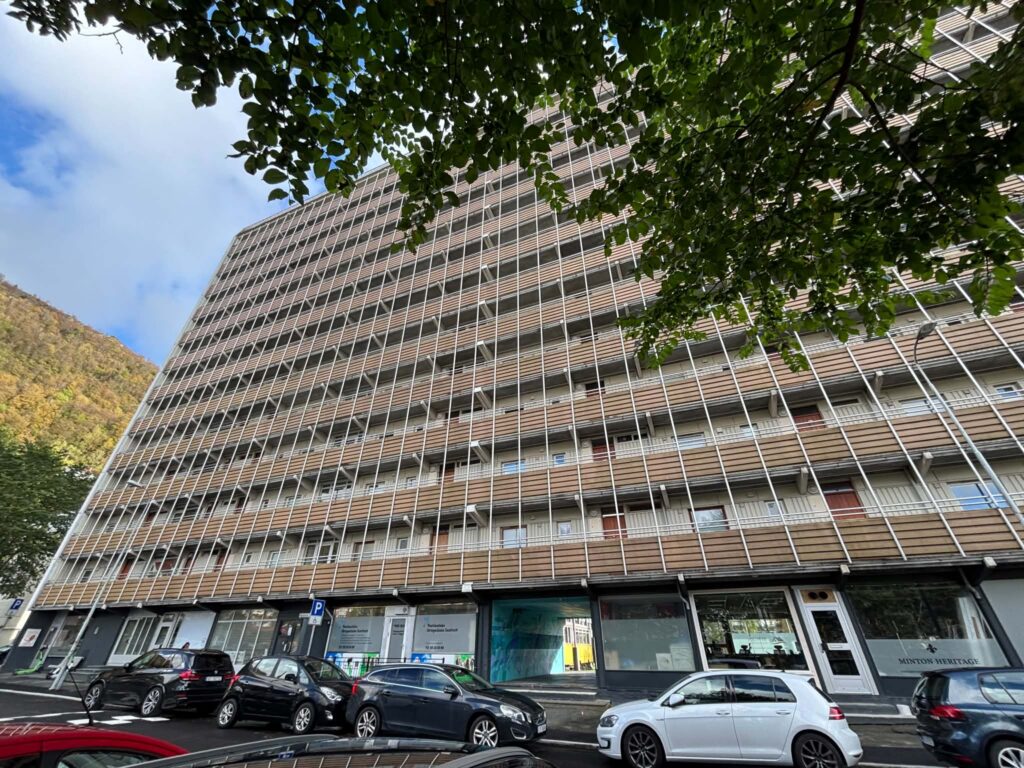 Inngangsparti i Mannsverk Boliglag på Landås i Bergen