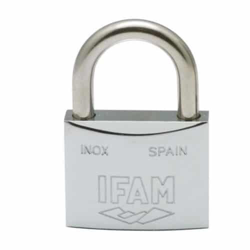 En IFAM hengelås i sølv med "INOX" og "SPAIN" inngravert på forsiden.