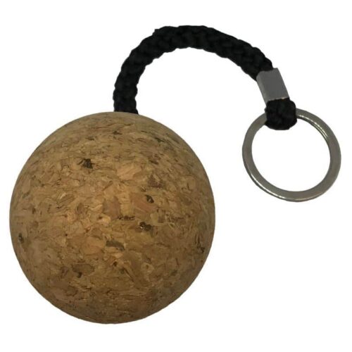 En rund nøkkelring i kork festet til en flettet svart snor og en nøkkelring i metall.