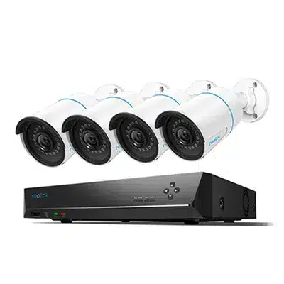 produktark-kamera-pakke-4-stk. Fire sikkerhetskameraer montert over en digital videoopptaker (DVR), alle merket med Reolink.