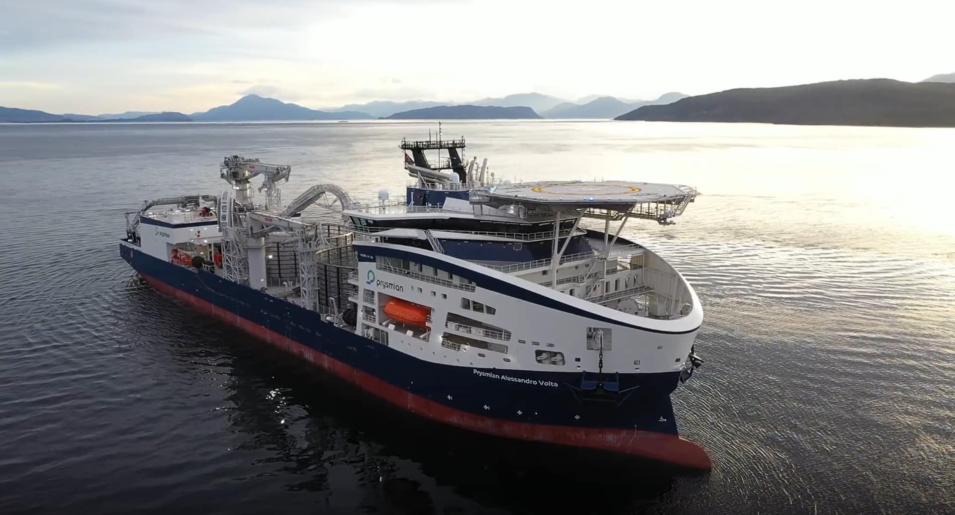 Kabelleggingsskipet Prysmian Alessandro Volta under prøvetur på Sunnmøre i oktober 2026