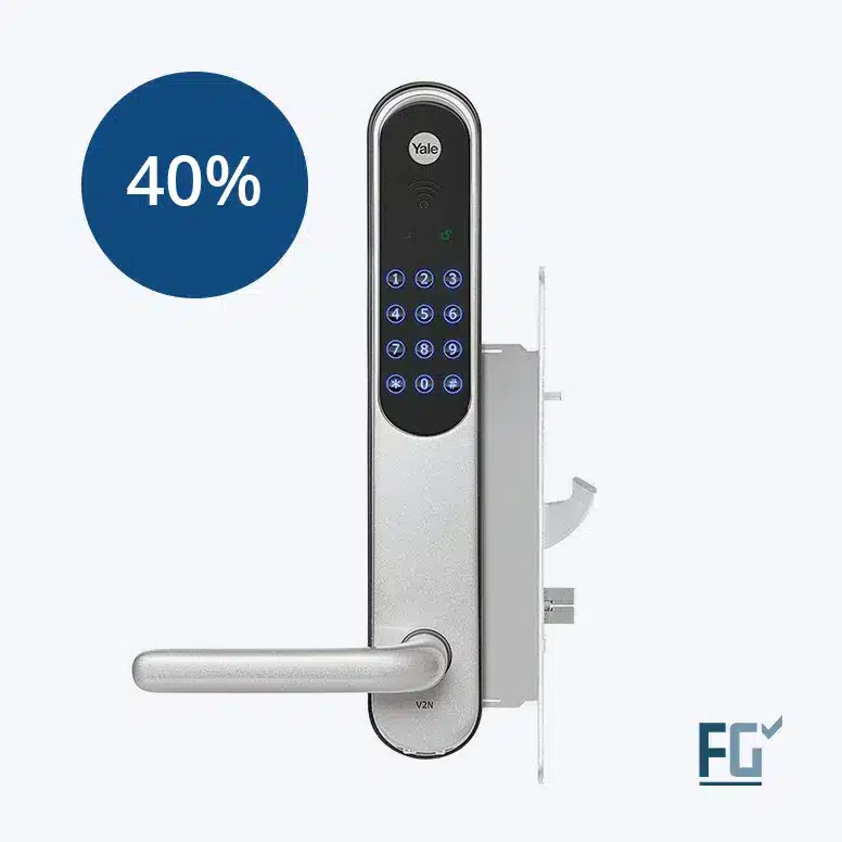 yale-doorman-V2n-2 Yale digital dørlås i sølv med tastatur og håndtak, vist ved siden av en blå sirkel som viser "40%". FG-logoen er nederst i høyre hjørne.