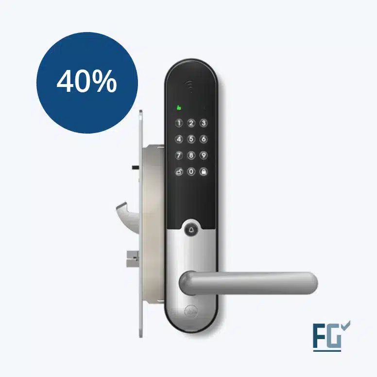 yale-doorman-l3 Elektronisk dørlås med tastatur og dørvrider, vist i profil på hvit bakgrunn, med en blå sirkel som indikerer 40 % og FG-logoen i hjørnet.